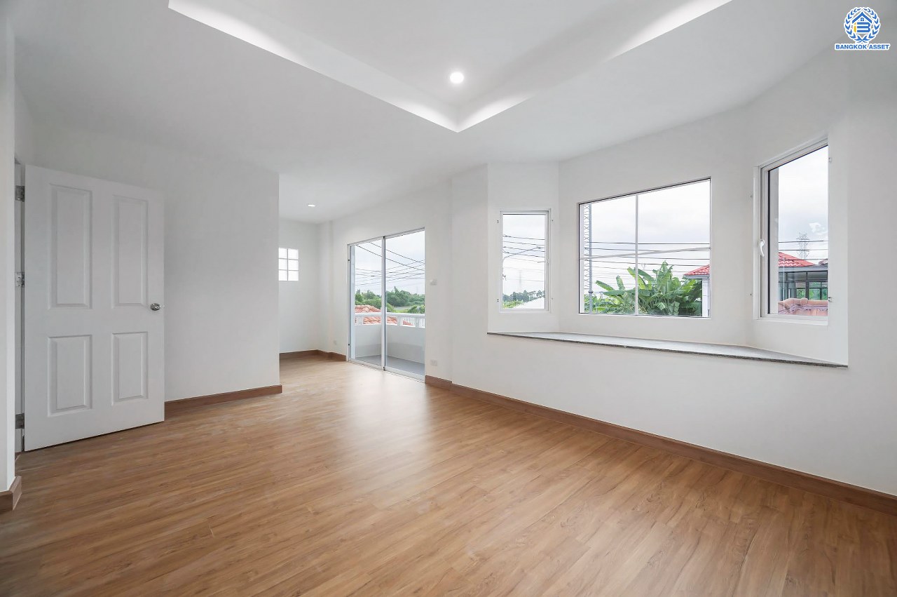 บ้านมือสองตกแต่งใหม่ โครงการ ชวนชื่น กรีนบาวด์ เนื้อที่ 54 ตร.ว. ฟังก์ชัน 3 ห้องนอน 3 ห้องน้ำ 1 ห้องอเนกประสงค์ จอดรถได้ 2 คัน บรรยากาศเงียบสงบเป็นส่วนตัว สิ่งอำนวยความสะดวกมากมาย! บนทำเลศักยภาพ หน้าโครงการติดถนนใหญ่ ใกล้จุดขึ้นทางด่วน "ศรีสมาน"